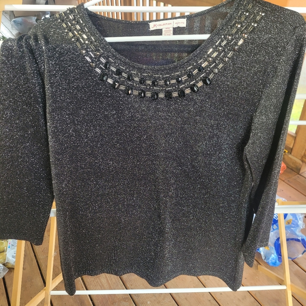 EUC JM Collection Women's P/M Silver Metallic Blouse w/silver jeweled collar